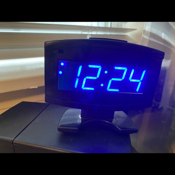 Sharp Model SPC106Digital Alarm Clock Display Blue Shape of Flatscreen TV - Picture 3 of 12